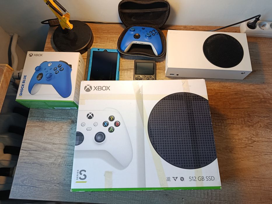 Xbox series S z niebieskim kontrolerem i dodatkowa elektoroniką