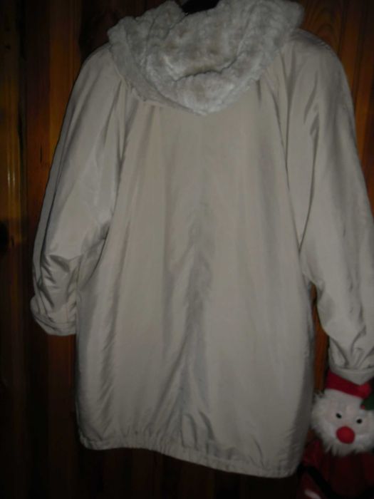 fajna beżowa kurtka z kapturem roz.44 biust 134cm