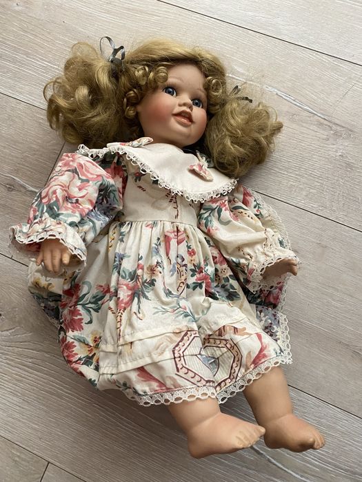 Фарфоровая кукла