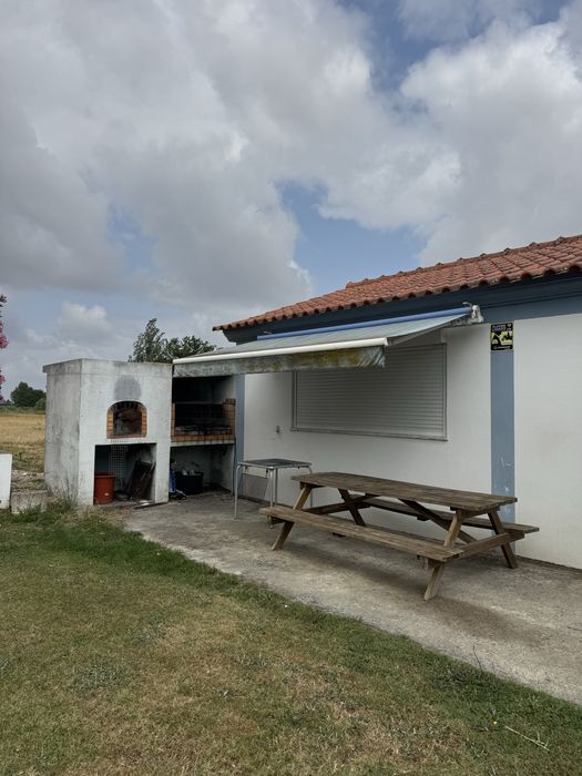 Quinta para eventos - piscina de agua salgada e salão climatizado.