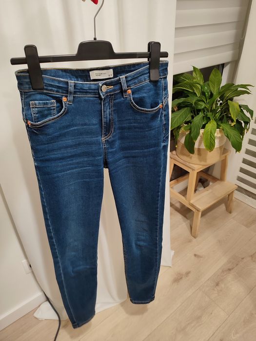 Jeansy klasyczny granat M Reserved