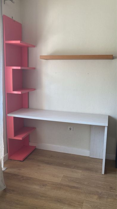 Quarto solteiro cama e secretária