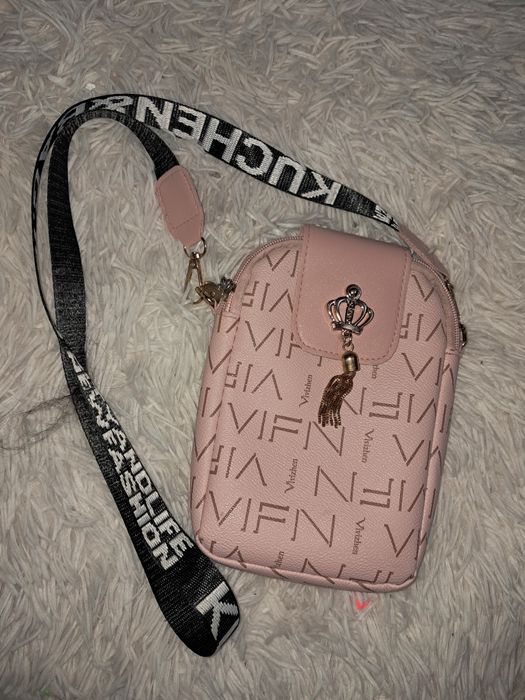 Różowa mała torebka nerka