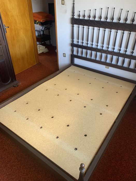 Cama de Casal Clássica em Madeira Maciça – Elegante e Intemporal