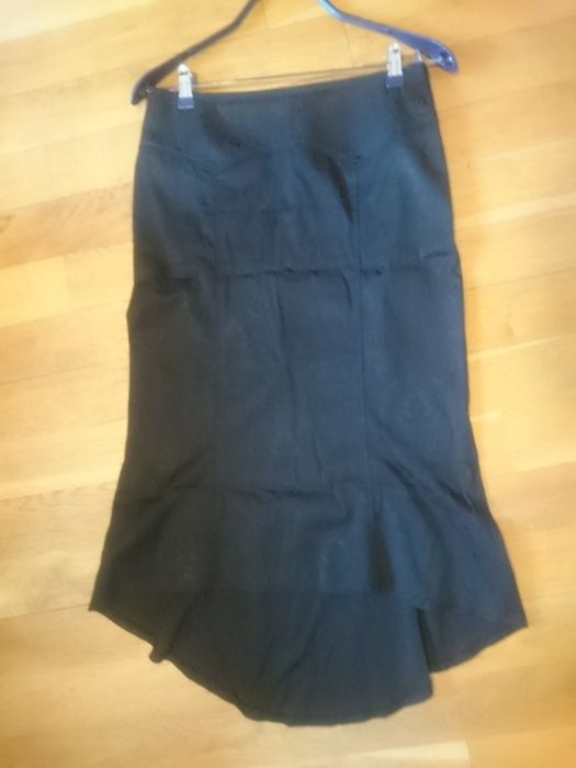 Elegancka czarna spódnica z dłuższym tyłem