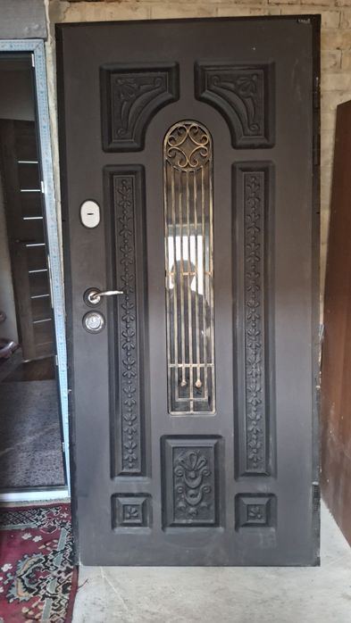 Двері , входні броньовані,  в чудовому стані були в експлуатації 3 міс