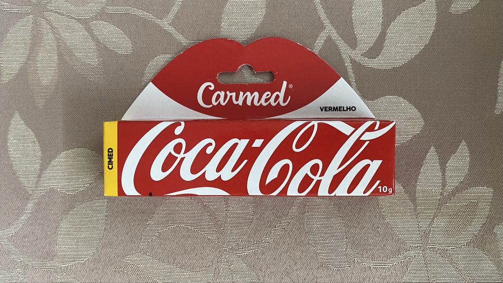 Hidratante Labial Carmed + Coca-Cola Vermelho
