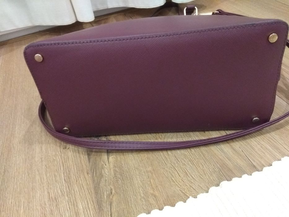 Mala malote Bershka bordeaux muito espaçosa.