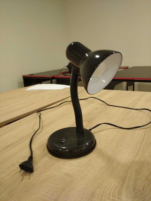 настольная лампа в отличном состоянии, с поворотным плафоном