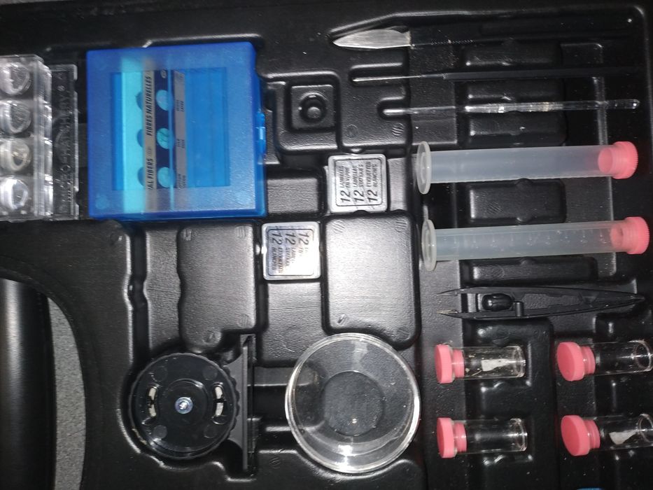 Laboratório de brinquedo com microscópio.