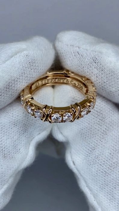 Каблучка з діамантами в стилі Tiffany.