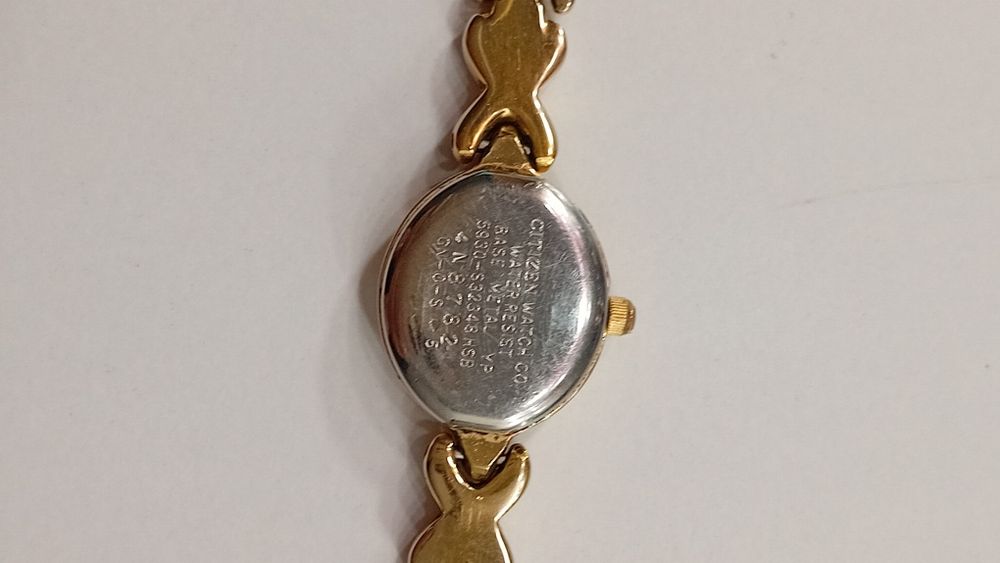 Жіночий годинник,на руці виглядає чарівно