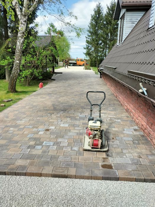 Brukarstwo układanie kostki brukowej.