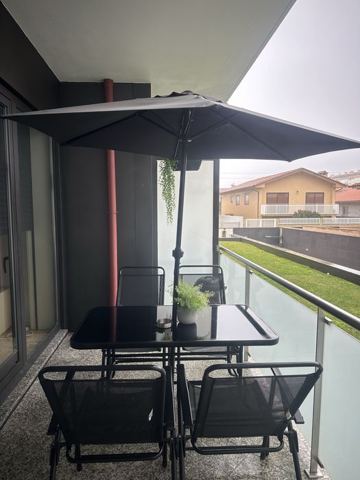 Mesa de praia com cadeiras e guarda sol