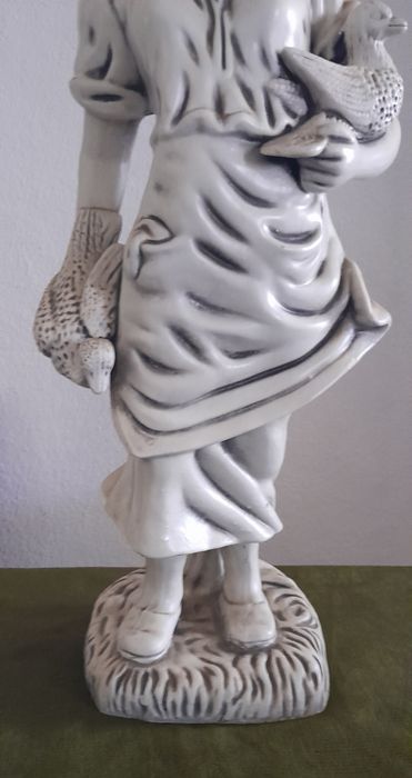 Large Female Statue425520923359334404