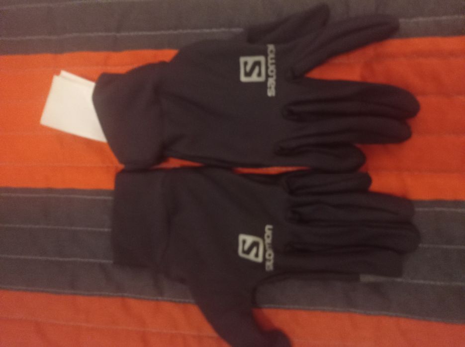 Roupa desportiva de trail running da SALOMON, LURBEL e WWA