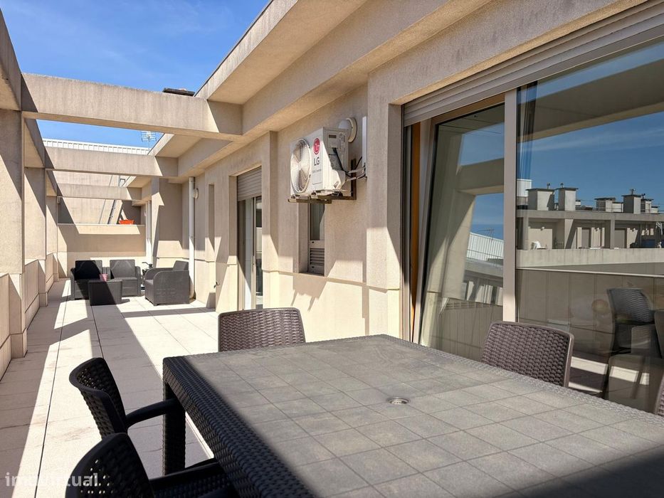 Apartamento T3 (recuado) com 56m2 de terraço, no centro da Trofa