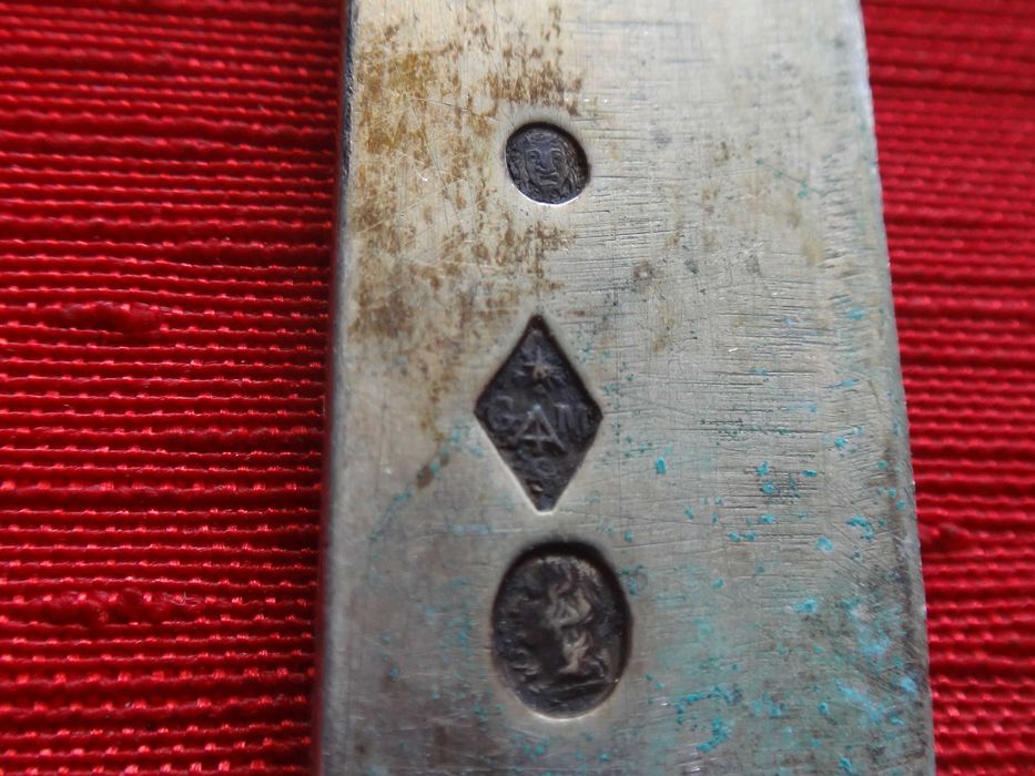 Srebrny       nożyk