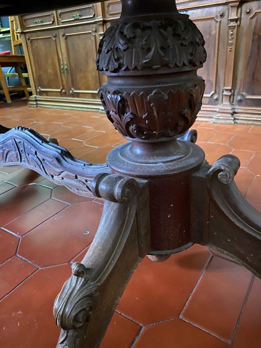 Bela mesa antiga de madeira maciça. Antiguidade. 8 lugares. 188.50cm