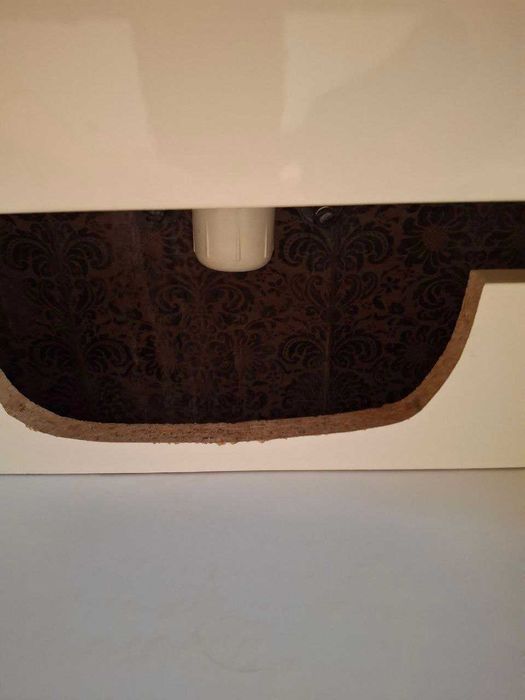 Продам тумбу ширина 80см на ніжках та дзеркало з підсвіткою 80×80, б/в