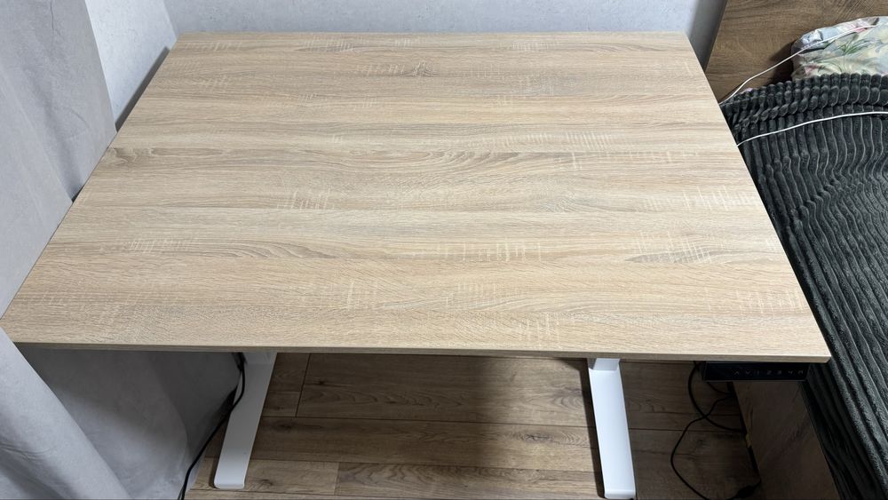 Стіл з регулюванням висоти і посиленими ніжками. Стільниця 120х90