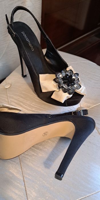 Sandálias pretas e creme