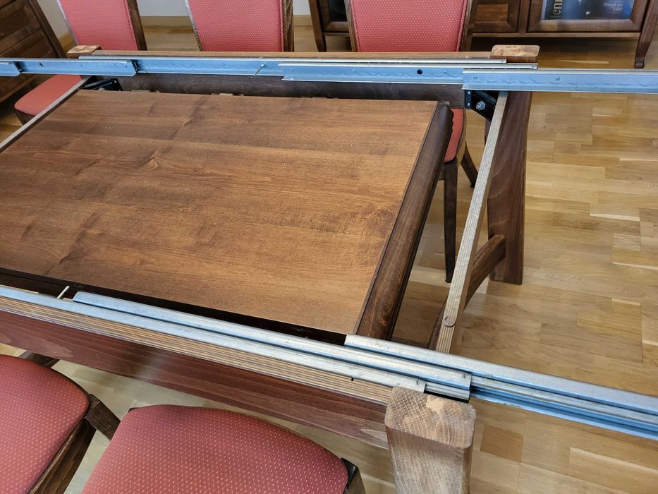 Solidny rozkładany stół i 8 krzeseł do jadalni, bardzo zadbane.