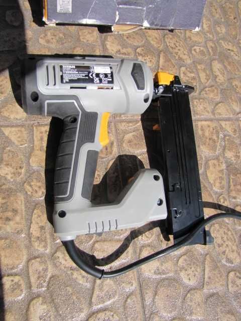Gwoździarka Titan TTB970NST zszywacz elektryczny 1900W 15-32mm