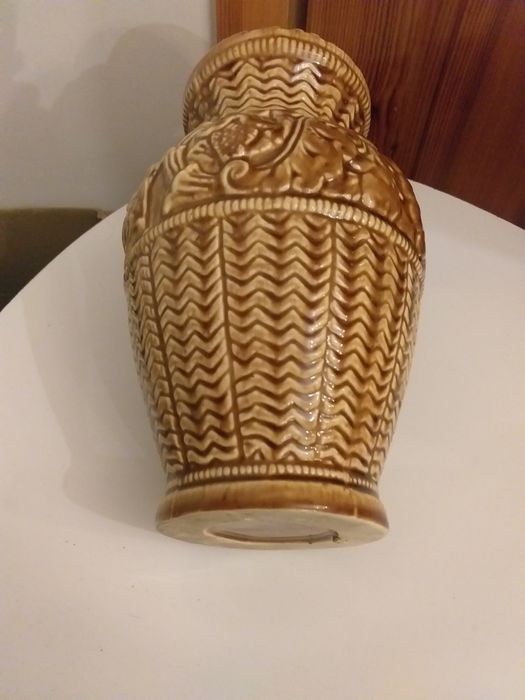 Duży,stary,ceramiczny wazon formie rzezby