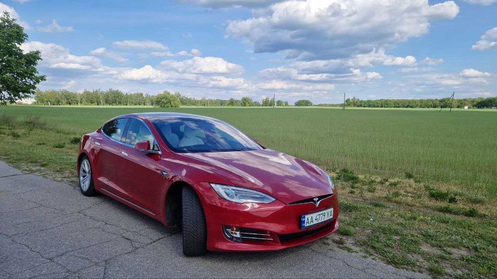 Автомобіль обслуговувався, ремонту не потребує. Салон -   біла шкіра + алькантара,  новий комплект літньої гуми, зарядний пристрій.