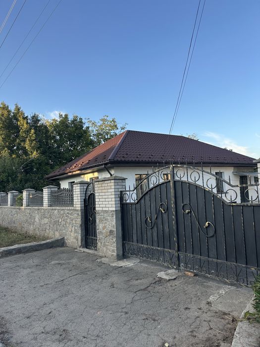 Продаж будинку та великої земельної ділянки