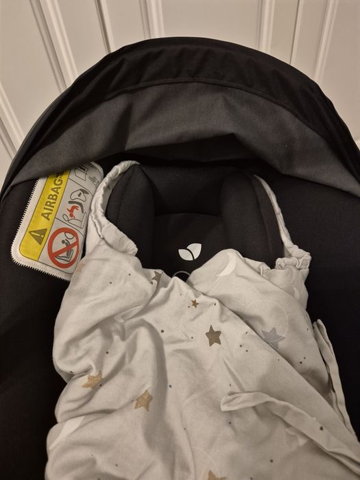 Fotelik Joie I-snug wraz z bazą