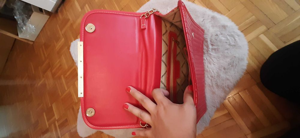 Czerwona torebka listonoszka lakierowana Monnari