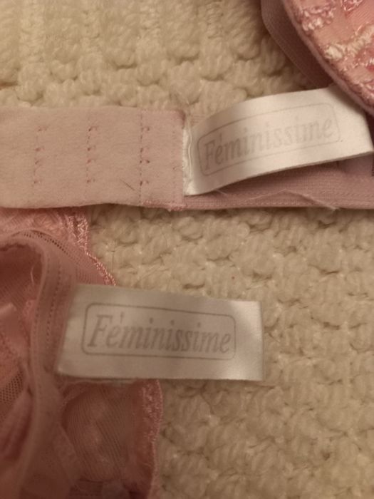 Conjunto de soutien e tanga cor-de-rosa