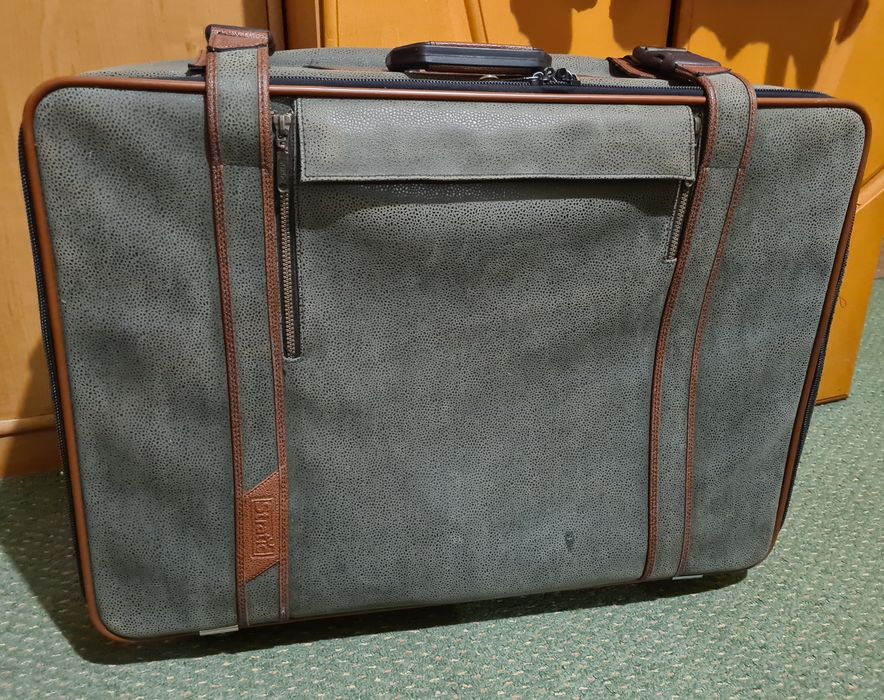 Чемодан  Stratic на колёсах кожзам