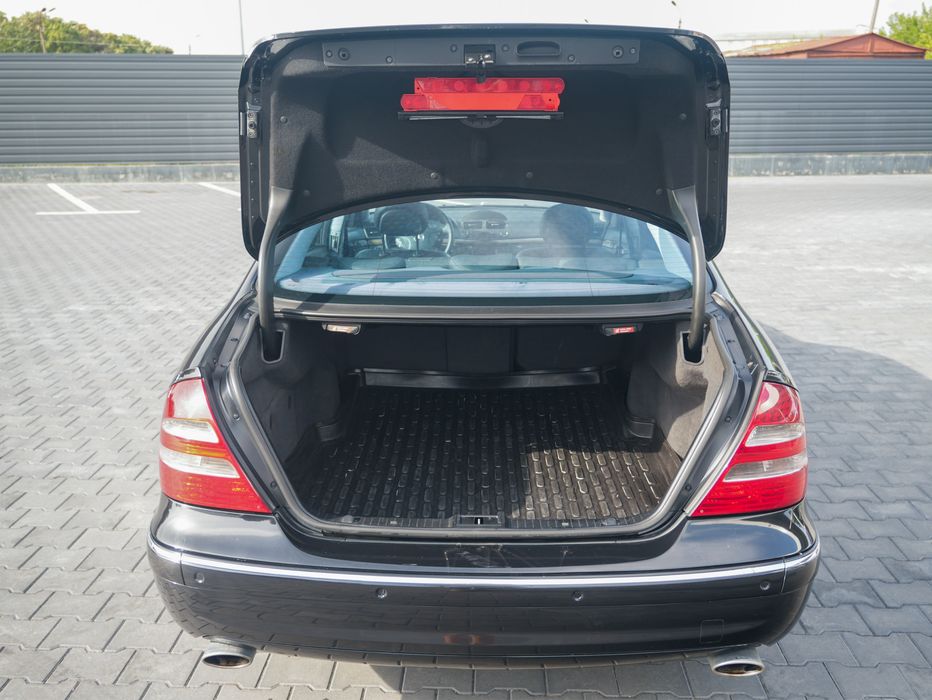 Mercedes benz w211 e500.