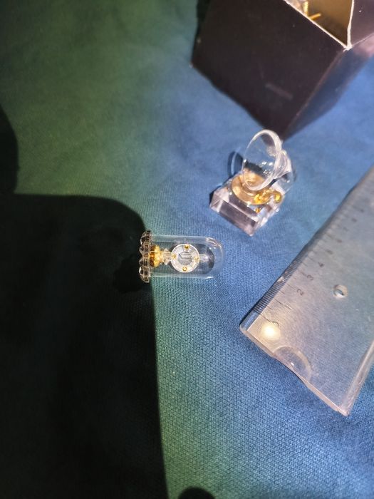 Conjunto de 4 caixas com 8 peças em miniatura de cristal.