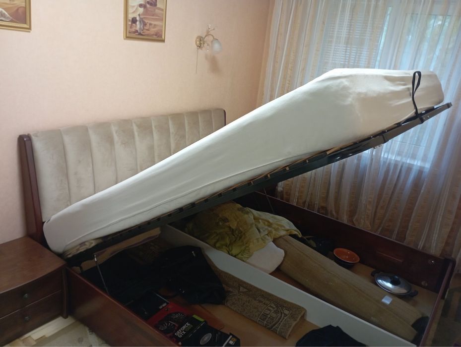 Двоспальне ліжко + ортопедичний матрац + 2 прикроватні тумбочки
