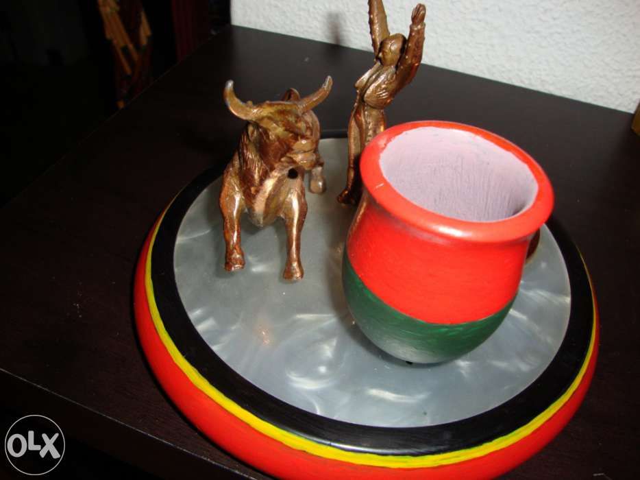 Cinzeiro com touro e toureiro