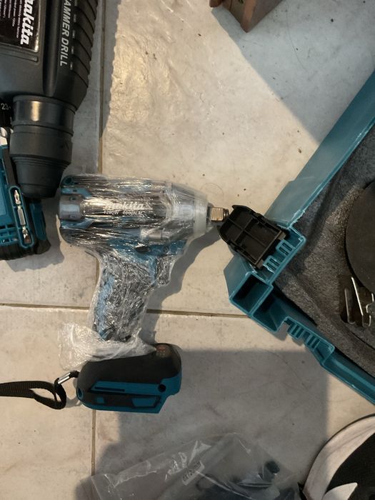 Kit Makita ,nao leva carregador ,motivo de venda  vou voltar para o brasil