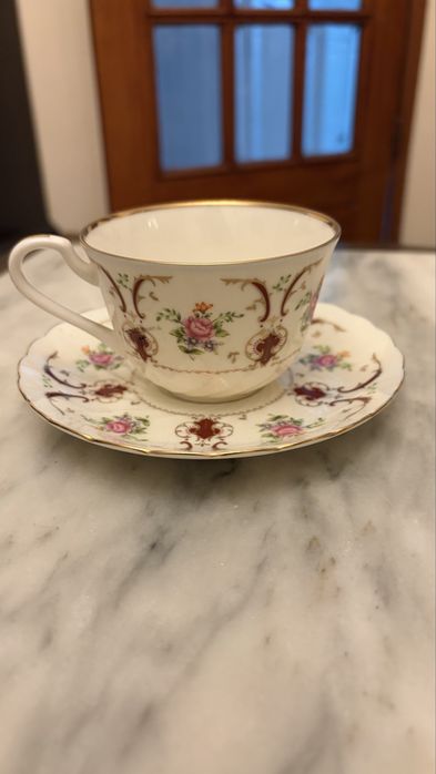 Chavena e dois pires em porcelana