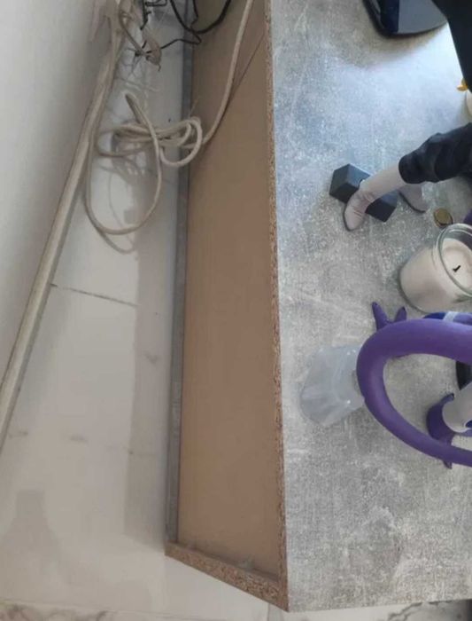 O móvel de TV possui uma prateleira de vidro, contraplacado impecável, e porta batente.  Medidas:  Comprimento 1,63cm Profundidade 42cm Altura 42cm