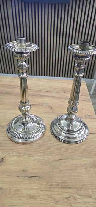 Dwa piekne świeczniki