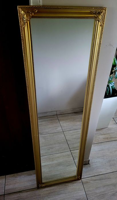 Lustro w złotej ramie