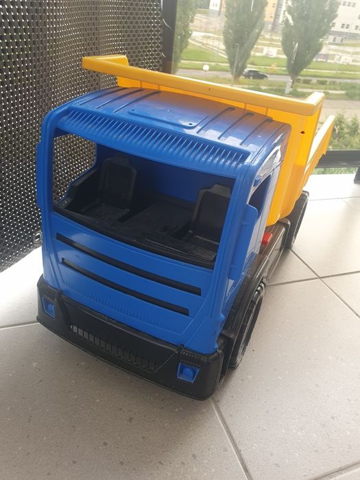 Zabawkowa wywrotka ciężarówka