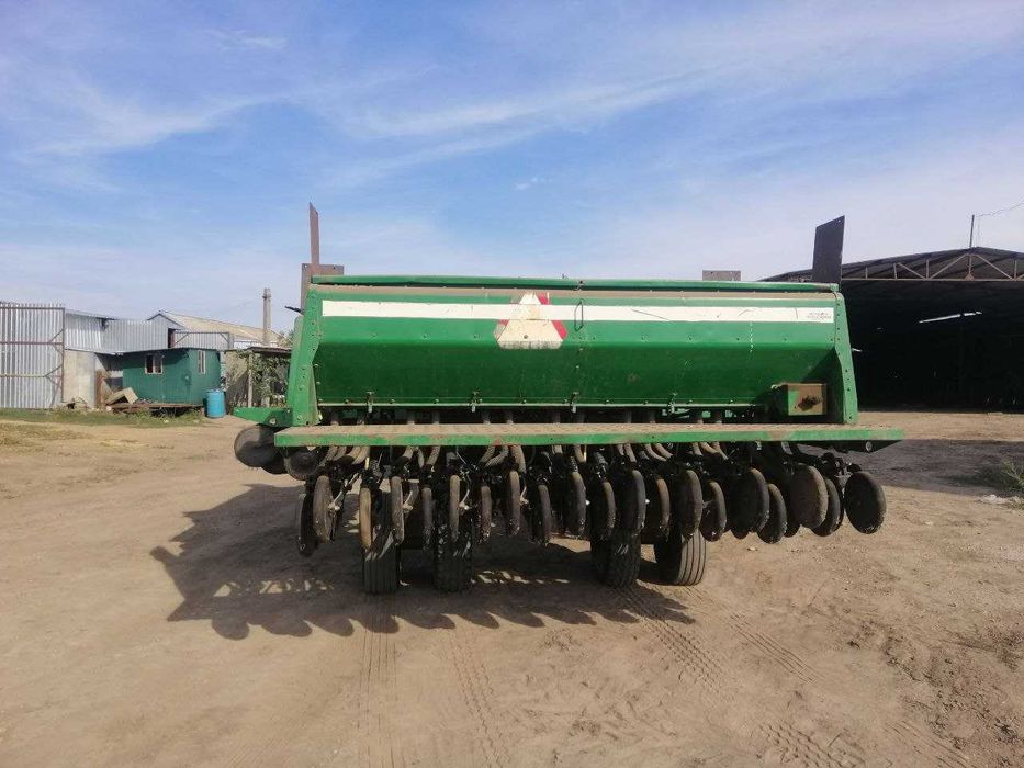 Продам сівалку John Deere 455 та інше навісне. Закриття господартства.