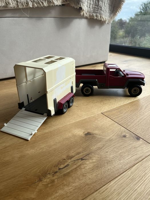 Schleich turniej jeździecki i auto z przyczepą