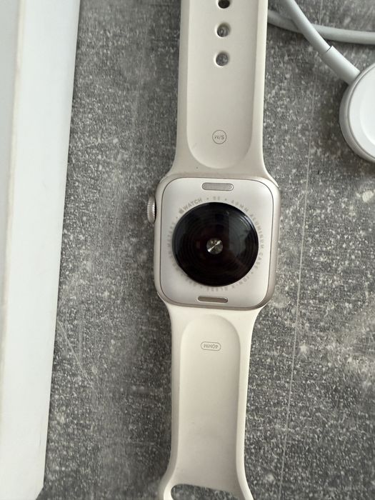 Apple   Watch SE присутній  торг