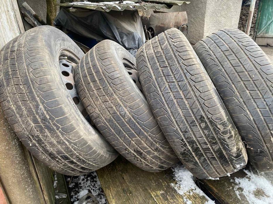 Літня шина з дисками для автомобіля