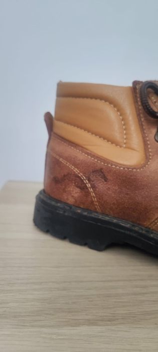 Botas em pele, feitas à mão